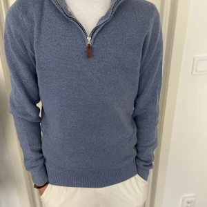 Ljus blå half zip - Skick 9/10, lite använd  Passar perfa om man är mellan 170-180