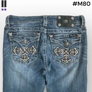 M80 lågmidjade bootcut missme jeans  - MissMe jeans i model Boot 💜 Tag 28W 💜Midja (rakt över) 35cm 💜 Innerben 73cm 💜 Ytterben 96cm 💜 Benöppning 19cm 💜 Nedgångna. 💜Våra mått blir W=27 och L=28 💜 Men jämför alltid måtten med dina bästa jeans💜M80