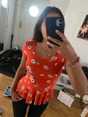 Söt röd blommig top!  - En oanvänd bekväm jätte söt topp i storlek S. Köpt på en marknad