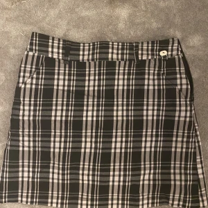 Svart Rutig kjol - Supersöt pensilskirt!