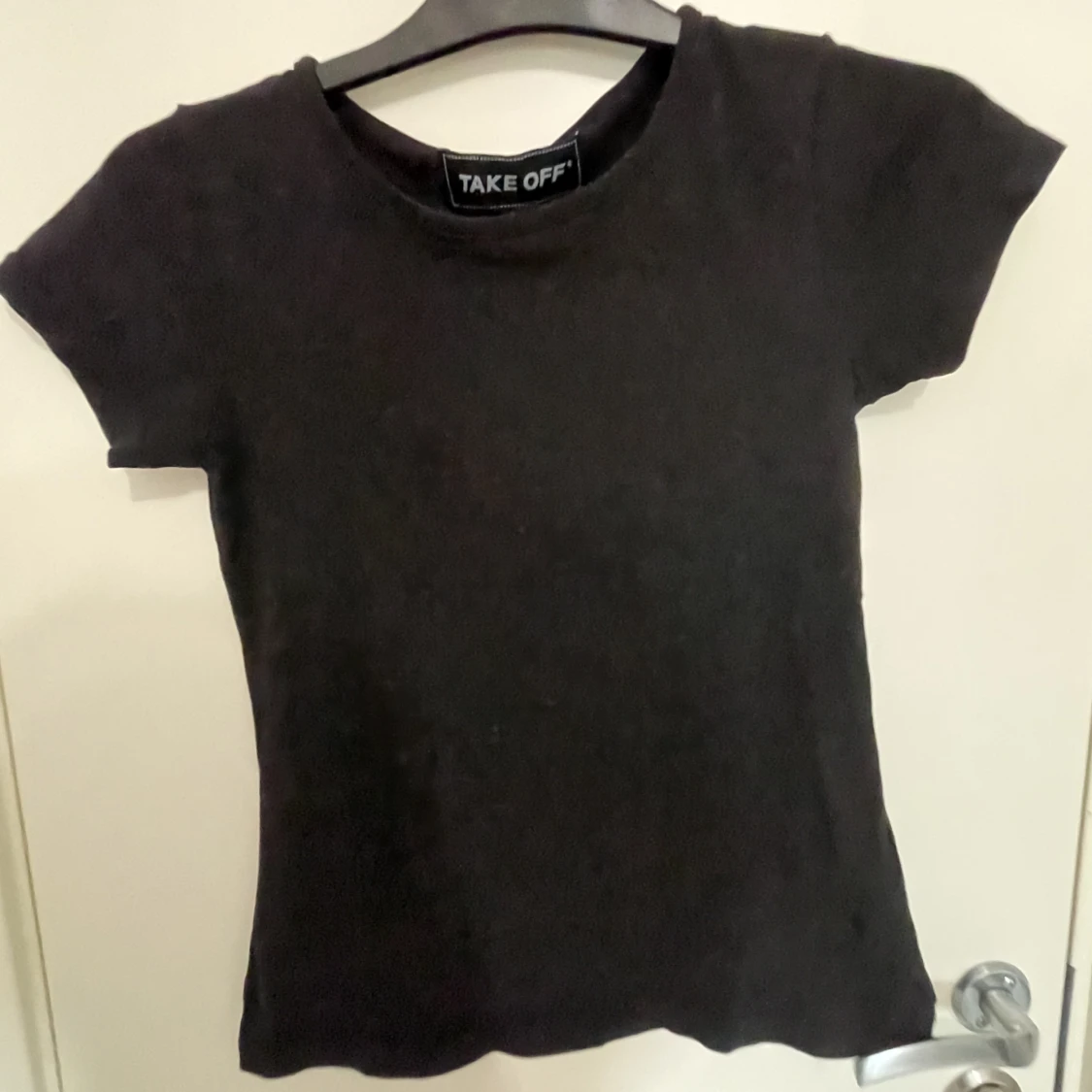 En svart basic t-shirt