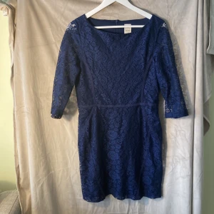 Cocktailklänning i spets - Festklänning i spets från Zara, vacker blå färg, snygg passform och fina detaljer. Dragkedja bak. Storlek L/ midja 80 cm. 