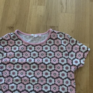 Topp - Jättesöt topp med mönster på, brun och rosa! Barnstorlek men passar xs, aldrig använd!🫶