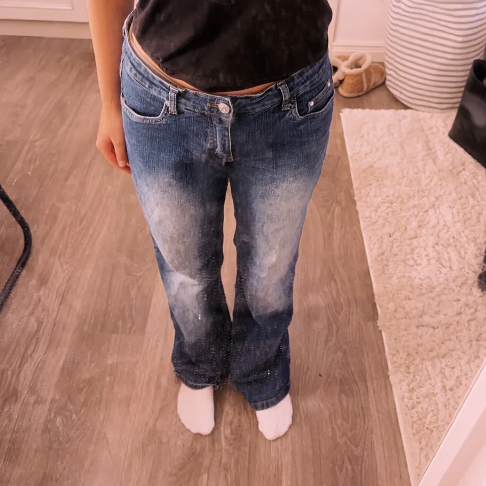 Ett par vintage jeans som är sjukt snygga men har liten defekt då dem släpar i makrken när man går (men inget man tänker på)  För att vara i stl 40/M,L så sitter dom sjukt bra även om man har stl s/36-38. Jeans & Byxor.