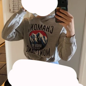 Magtröja hoodie  - En hoodie magtröja som man kan knyta och vika upp den så den sitter snyggt. Är 158 och den passar perfekt. 