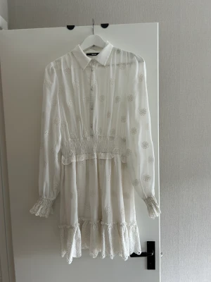 Vit blommig spets klänning  - I gott skick. Stor i storleken, snarare en M. Skriv för fler bilder 