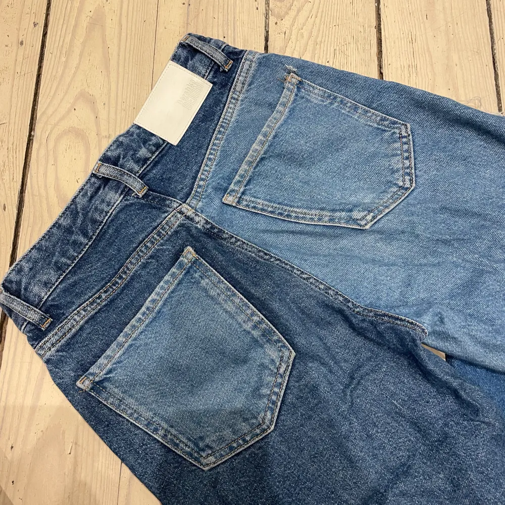 Pull & bear jeans i olika färger så snygga, dem är mellan höga i midjan och är tajta upp till och blir vidare längre ner.. Jeans & Byxor.