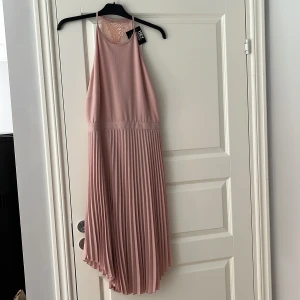 Klänning från Nelly - Klänning från Nelly aldrig använd! Prislappen sitter kvar. Dock kommer jag inte ihåg vad jag köpte den för. 