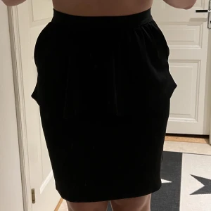 Kjol - En stilren kjol från monki, används inte längre men är i bra skick! 