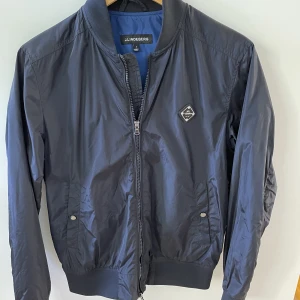 J.Lindeberg jacka - Säljer av denna riktigt feta jacka som passar perfekt nu till höst eller vår. Väldigt gott skick, 8/10. Storlek S men passar även XS. Vid funderingar är det bara att skriva!