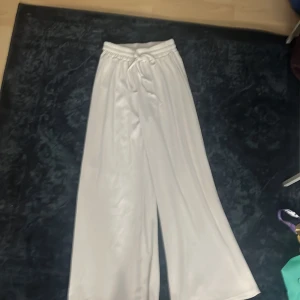 Ett par jättefina vita byxor  - Ett par jätte fina vita linnebyxor,ja ä osäker vad dem ä ifrån och vilken stolen eftersom det inte står men skulle gissa S❤️
