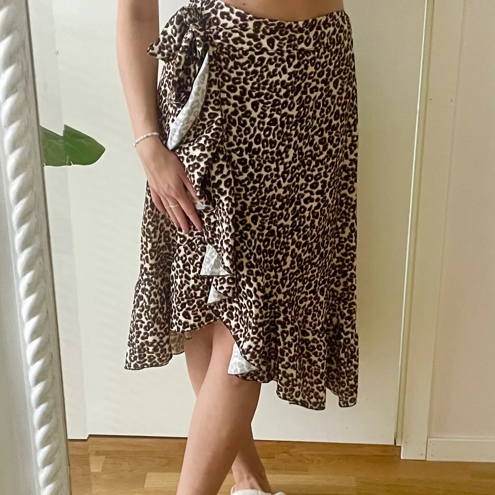 Säljer min leopardmönstrade omlott kjol med volang. Super härligt plagg till varma dagar🤎köpt för 400kr säljer för 100+ frakt  . Kjolar.