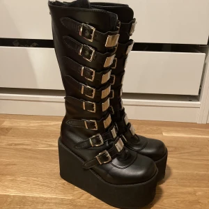 Gothic Platåskor - Gothic boots med platå och spännen. Storlek 39 men funkar nog som 38 med inlägg. Inga synliga skador och stängs med dragkedja där bak. Klacken är 11 cm. Säljer då de inte passar. Skriv gärna privat vid frågor :)