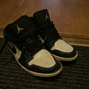 AIR JORDANS FÖR 50 kr - Säljer ett par slitna Jordan för 50kr . I storlek 42 men dom är små i storleken. Möts upp i Gbg. Skickar inte