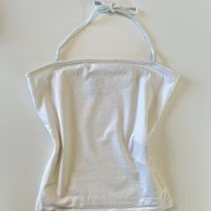 Fint basic linne - Tajt linne i str XXS men sitter även bra som XS. Skitsnygg med raka byxor. Funkar både som vardags- och fintopp. Basiclinne som är bra att ha. Använt sparsamt och utan defekter.  