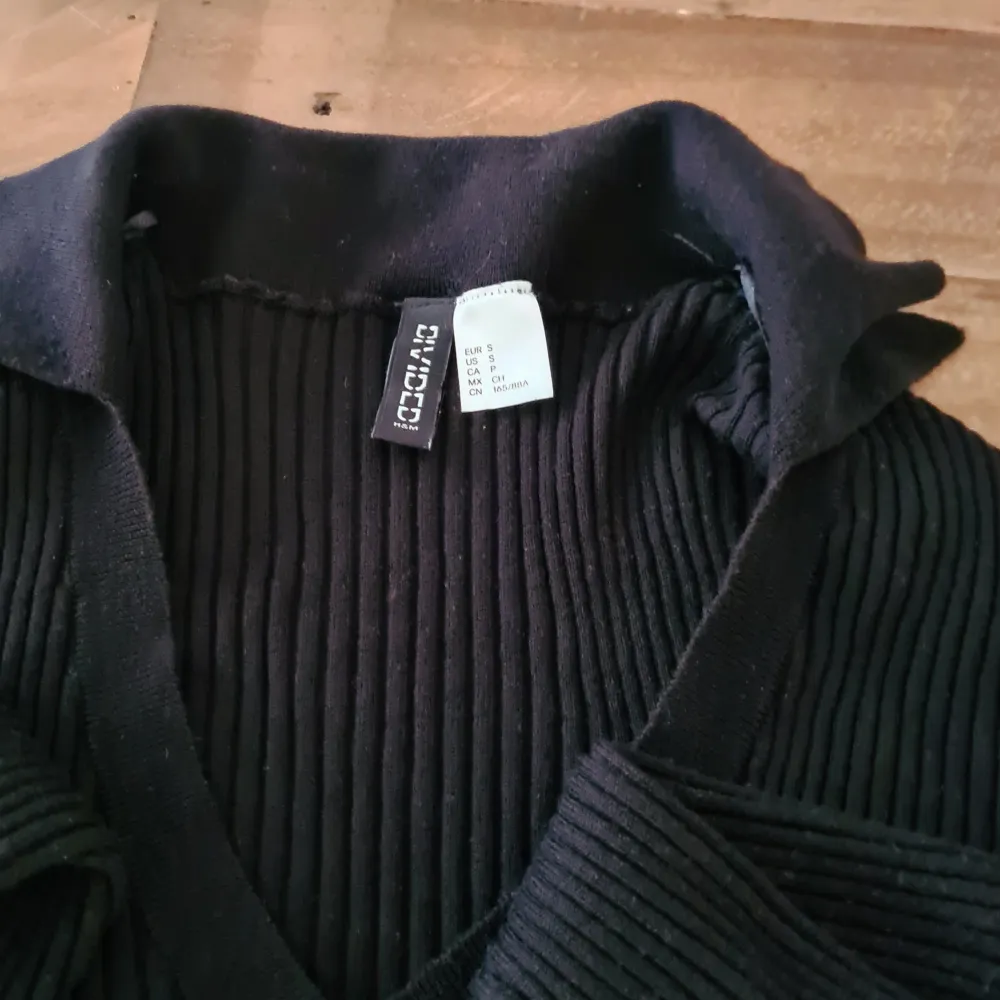 Kort svart stickad tröja från H&M i storlek S. Fint skick. Nypris 179.. Stickat.