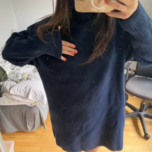 Stickad klänning - En trendig marinblå stickad kortklänning med hög krage. Super fin nu till vintern. Köpt förra vintern men fick tyvärr ingen användning av den.💕