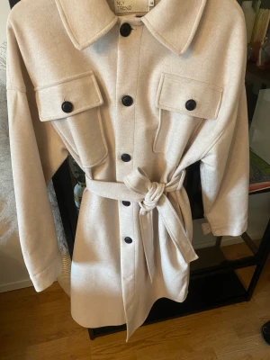 Nelly jacka - Ny, knappt använd fin ljus färg. 