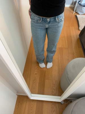 Snygga lågmidjade jeans från weekday  i modellen arrow low straight storlek 24/30 har ett litet hål på fickan och en fläck längst ner på byxan men inget man tänker på annars som nya kolla bilderna💗