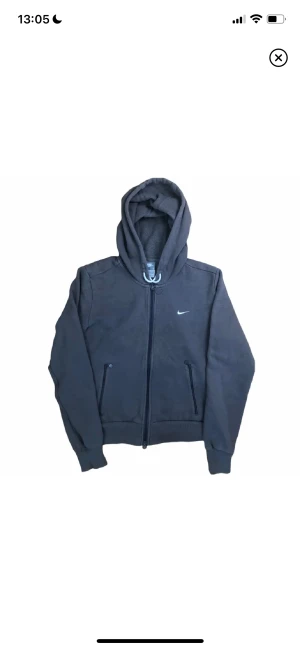Vintage nike zipup - köpt på plick men var alldeles för liten🥹 men väldigt cool vintage nike zipup, är mycke mer brun typ än på bilderna🤔 S enligt tag men typ xs☝️ priset diskuterbart ofc