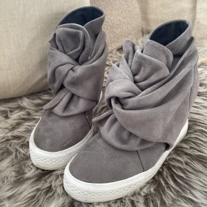 Höst-skor - Sparsamt använda boots m kilklack! Super fina och bekväma men kommer tyvärr inte till användning. Storlek 39 men passar även mig som har storlek 38 🫶🏻