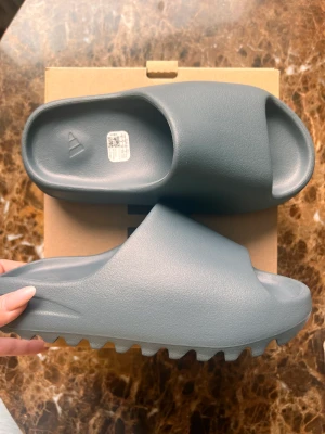 Yeezy slides  - Yeezy slides i färgen slate marine. Storlek 38  Helt nya Kvitto + orginalbox tillkommer 