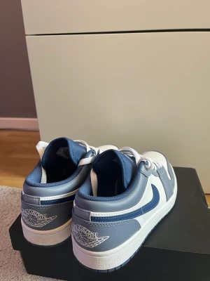 Jordan 1 Low Ashen Slate  - Jordan 1 Low Ashen Slate Storlek 40 använda fåtal gånger. Creese skydd medkommer. Skriv ifall ni har några frågor. 
