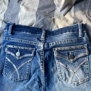 Säljer mina bootcut jeans i storlek xxs då de inye kommer till användning💕skriv för fler bilder och pris kan diskuteras🫶