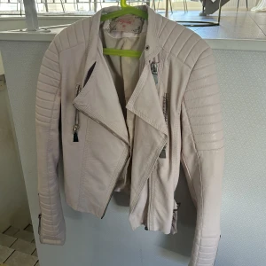 Vintage skinnjacka - Rosa vintage skinnjacka, strl 36. 