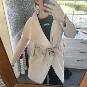 Trenchcoat - Beige trenchcoat från Zara. Sparsamt använd, tunn i materialet, fläck som man kan se längst ner åt höger på andra bilden. 