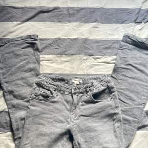 Säljer mina lågmidjade grå bootcut jeans från Gina då de inte passar mig❤️pris kan diskuteras, skriv för fler bilder