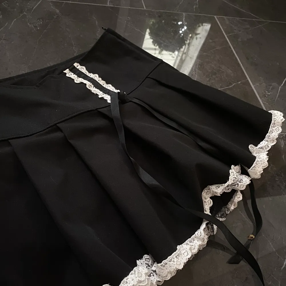 Dollskill maid kjol med fina detaljer🤍 orginal pris: 750kr. Kjolar.