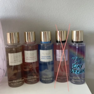 Victoria secret parfym  - Säljer dessa 4 parfymerna från Victoria secret då dem inte kommer till användning💓 250 ml, alla är nästan helt fulla🥰 Säljer för 80 kr st eller alla 4 för 280 kr + frakt💓