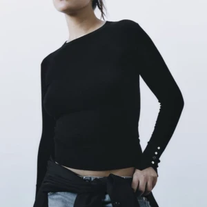 Tunn stickad från Zara - Jag säljer denna tunna stickade tröja från zara med knappar vid armarna 💙den är använd få gånger och kommer inte till användning! 