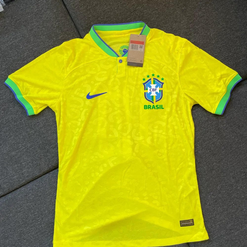 Brazil Neymar fotbollströja  Nummer 10 Finns i S-L Kan mötas upp annars fraktar på köparen bekostnad.. T-shirts.