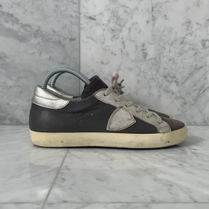 Philippe model skor - Säljer nu dessa feta och sällsynta Philippe model skor i den eftertraktade modellen ’PRSX’ - Skick: 8/10 - Storlek 39 men passar 40 - Nypris: 4300 kr - Hör av er vid minsta fråga eller fundering :)