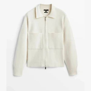 Massimodutti kofta - Säljer min sååå snygga massimodutti kofta som jag köpte förra våren! Använder inte så mycket längre eftersom jag har många liknande men den är som i nyskick!❤️❤️ skriv till mig privat vid intresse!