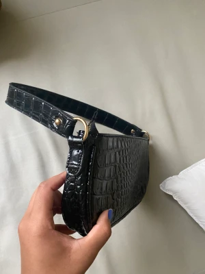 Svart väska  - Köparen står för frakt budgivning om flera intresserade 