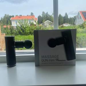 En massagepistol som är knappt använd och som är i mycket bra skick. 5 olika vibrationsnivåer, 3 utbytbara massagehuvuden och USB laddning (laddar ingår!!). (Köpt för 1 månad sedan för 900kr)