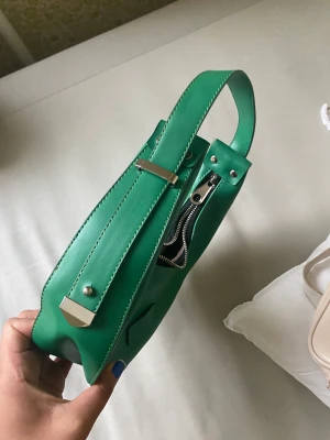 Gullig väska - Köparen står för frakt 