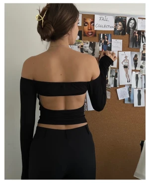 Topp med öppen rygg - Svart långärmad tröja med öppen rygg från Fenity. Tröjan är aldrig använd och i nyskick.