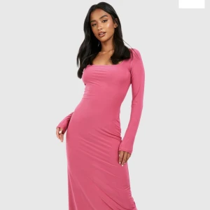 Långärmad klänning - Långärmad långklänning med fyrkantig halsringning🥰  Aldrig använd! 