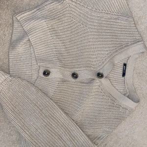  tröja/kofta - Väldigt skön på höst. Väldigt mysig men inte min stil längre så säljer väldigt billigt så den tar plats✨