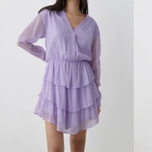 Oanvänd klänning  - Säljer en superfin oanvänd klänning från Gina Tricot. Storlek L 200kr, nypris 399kr 
