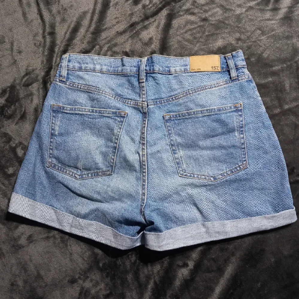 Jeans shorts storlek L, aldrig använda då dem var i fel storlek för mig men hann inte lämna tillbaka. Skriv vid frågor 💕. Shorts.