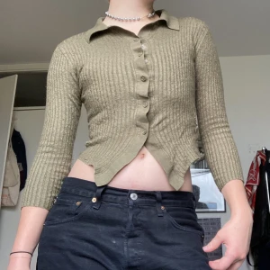 Topp med krage - En piké topp från other stories, trekvarts arm, för liten på mig så den säljs. I gott skick, mossgrön, pris kan diskuteras