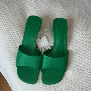 Gröna klackar - Supernsygga gröna klackar från Zara!👡💚Helt oanvända i strl 41. Ordinarie pris 359 kr.  Pris kan alltid diskuteras✨