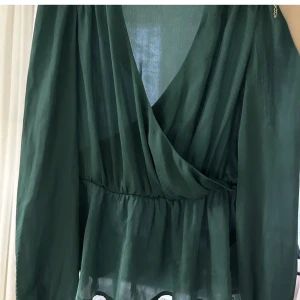 Grön blus - Intressekoll på denna blus köpt från Plick från bikbok❤️❤️