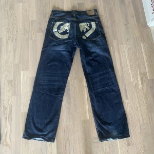 Ecko Jeans - Baggyga ecko jeans kan gå ned i pris vid snabb affär!