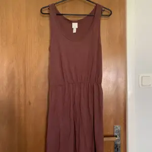 Enkel klänning från hm med markerad midja, fint skick